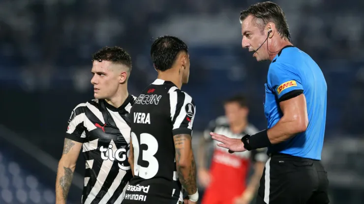 Los jugadores de Libertad, en el partido ante River.
