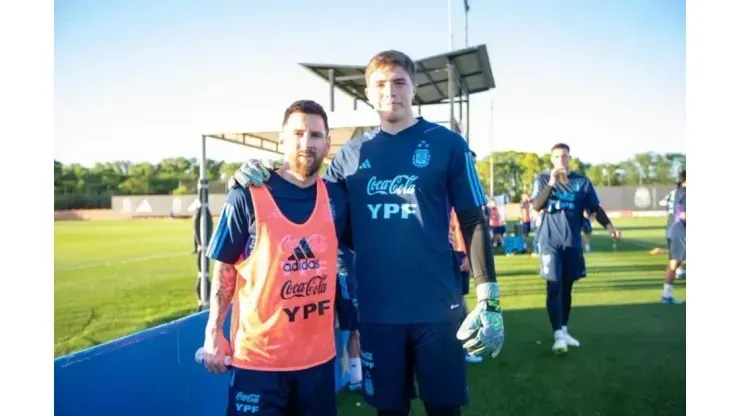 El arquero de River, Jeremías Martinet, con Messi.