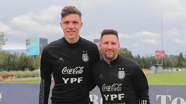 Franco Carboni, junto a Lionel Messi en un entrenamiento de la Selección Argentina.