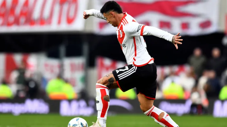 Adam Bareiro con el control del balón en su debut en River.
