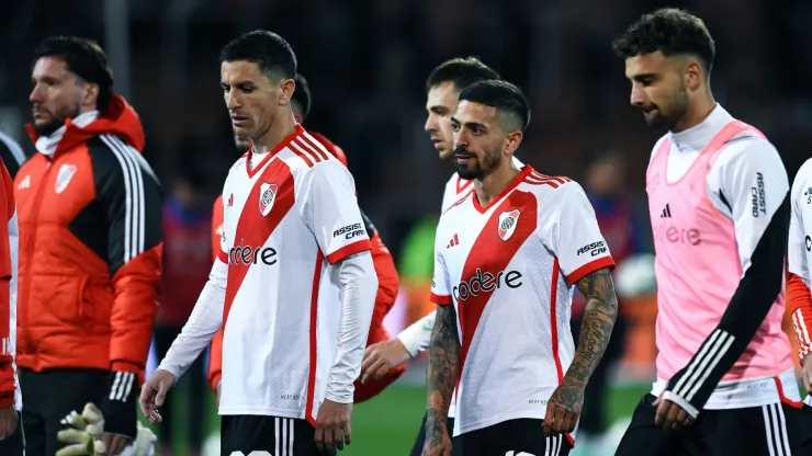 Los jugadores de River se van al descanso.
