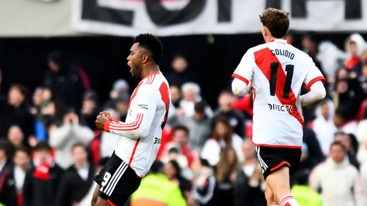 Borja y Colidio festejan un gol de River.
