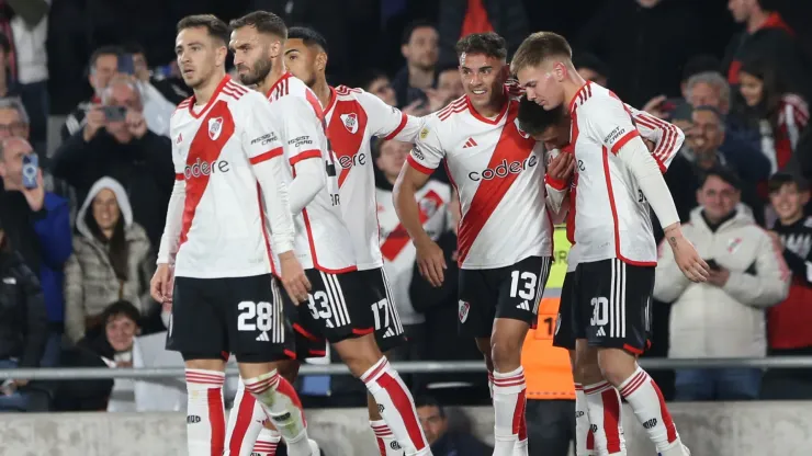 Los jugadores de River festejan su gol.
