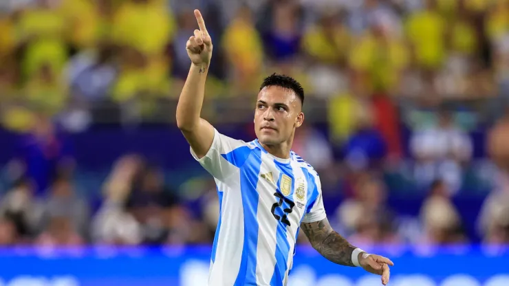 Lautaro Martínez celebra el gol ante Colombia.
