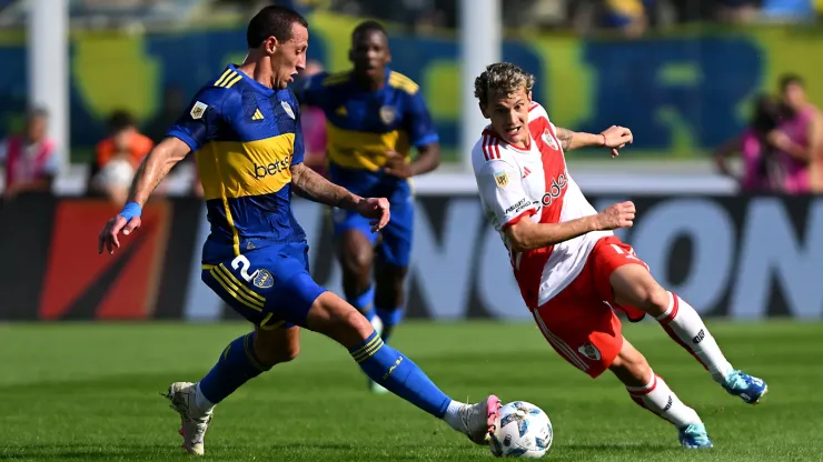 Colidio y Lema luchan por la pelota.
