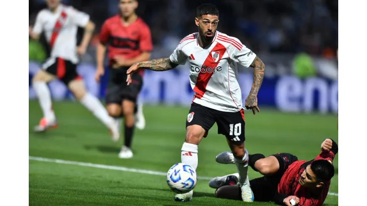 Manuel Lanzini terminó jugando de cinco ante Platense (Foto Prensa River).
