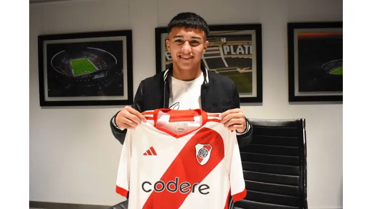 Felipe Esquivel, de 16 años, firmó su primer contrato en River (Foto: Prensa River)
