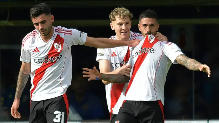 Lanzini, Colidio y Solari festejan en La Bombonera.
