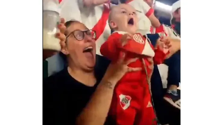 VIDEO: el increíble festejo de un bebé de River en el Monumental que se hizo viral