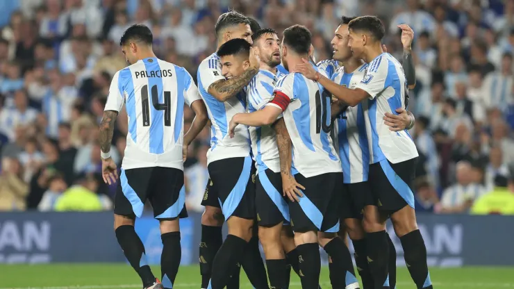 Los futbolistas de Argentina celebran el triunfo.
