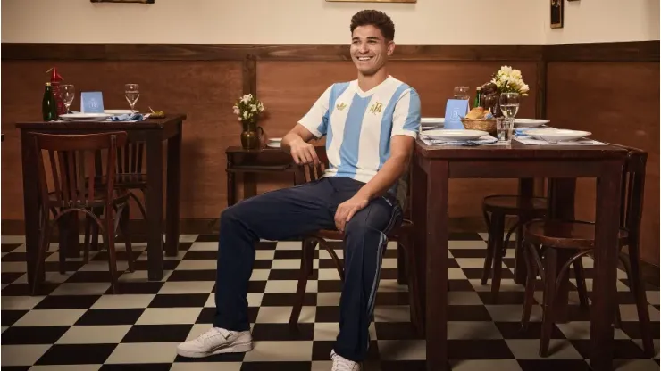 Julián Álvarez modeló la nueva camiseta de la Selección Argentina