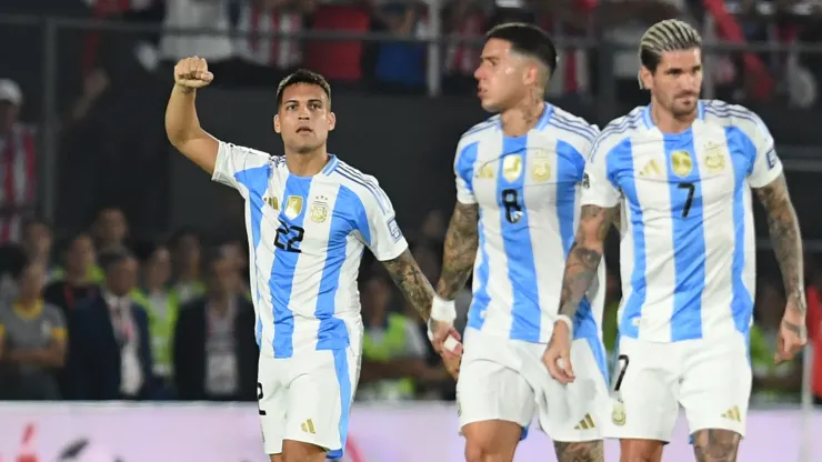 Lautaro Martínez festeja un gol de Argentina.
