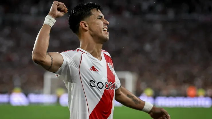 Maxi Meza festeja un gol de River.
