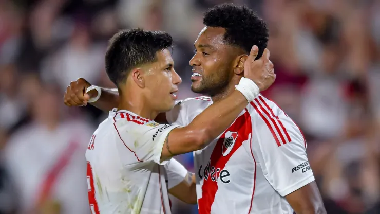 Meza y Borja se abrazan para festejar un gol de River.
