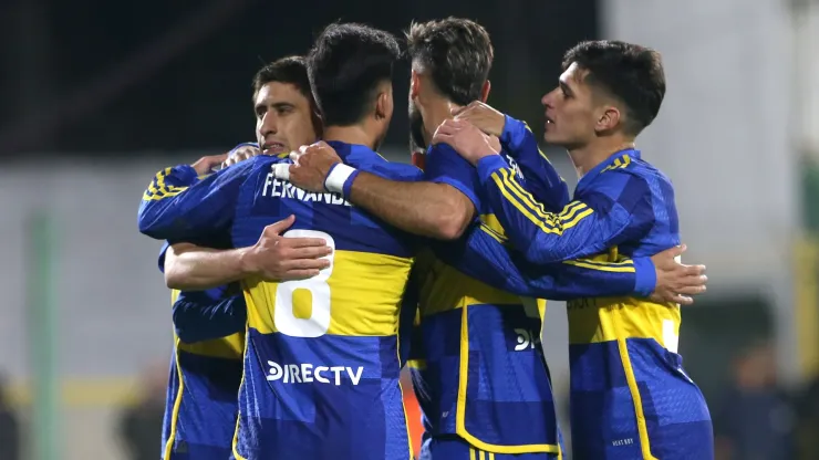 Los jugadores de Boca se abrazan en Varela. Foto: Getty
