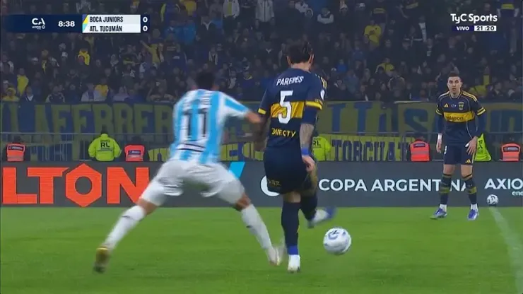 La dura falta que recibió Paredes. (Captura)