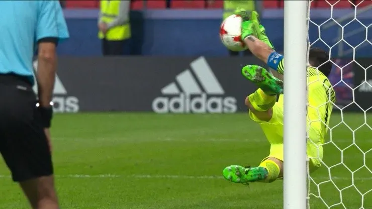Las atajadas de Claudio Bravo también se recuerdan en esta Copa Confederaciones que vuelve a las pantallas de CDF este lunes 27 de julio.