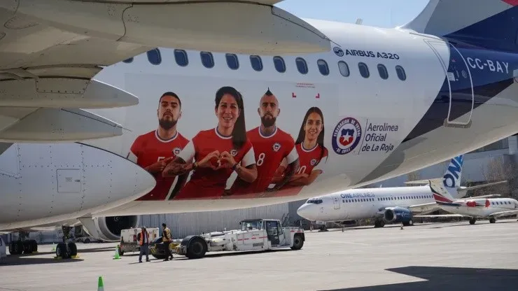 Este es el exterior del avión que llevará a la Roja rumbo a Perú por las Eliminatorias | Foto: Cedida.