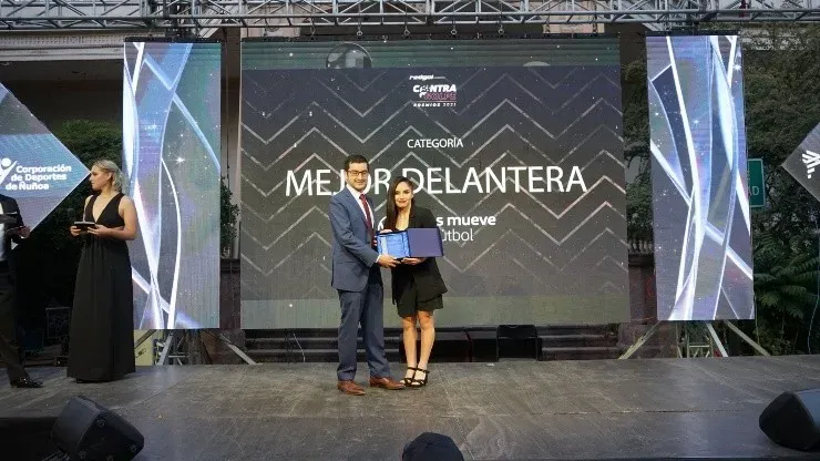 Javiera Grez, delantera de Colo Colo, recibe la distinción como la mejor de su puesto en la Gala del Fútbol Femenino. Foto:Emilio Ramírez/RedGol.