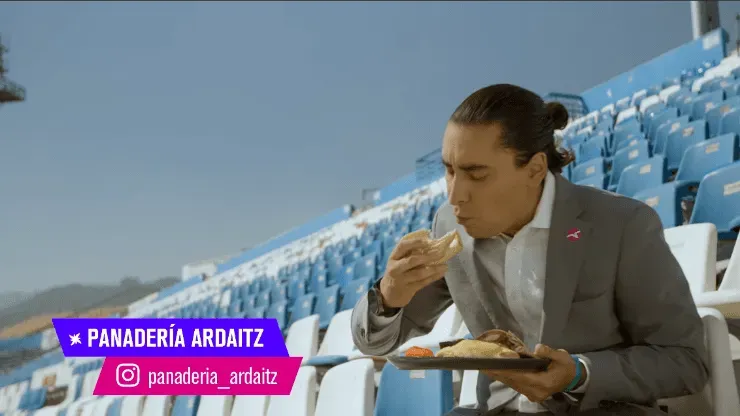 En la campaña “La Galería de Emprendedores”, Gastón Fauré devora una empanada de la Panadería Ardaitz. (Foto: Captura TNT Sports).
