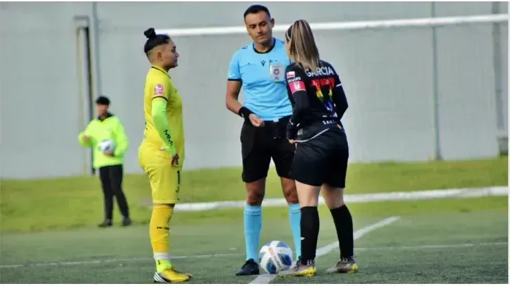 El partido por la fecha12 entre Deportes Puerto Montt y Santiago Morning se jugó con un solo árbitro. (Foto: RumboaPrimeraCl).