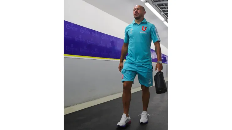Marcelo Díaz camina por los pasillos del Ester Roa Rebolledo. 