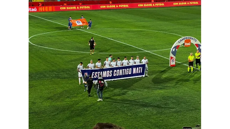 El plantel de la U masculina le dio ánimo a la portera azul del equipo femenino. (Foto: Cristián Fajardo | RedGol).