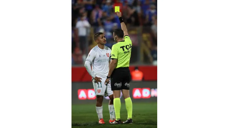 Nicolás Guerra recibió así la tarjeta amarilla. 
(Jonnathan Oyarzun/Photosport).
