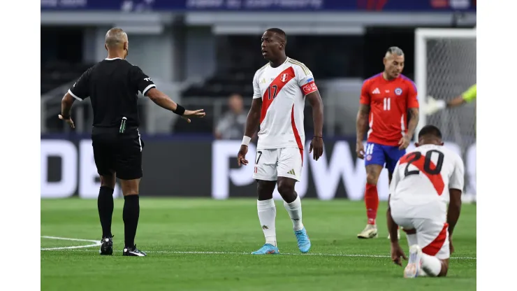 Advíncula salió lesionado. (Omar Vega/Getty Images).