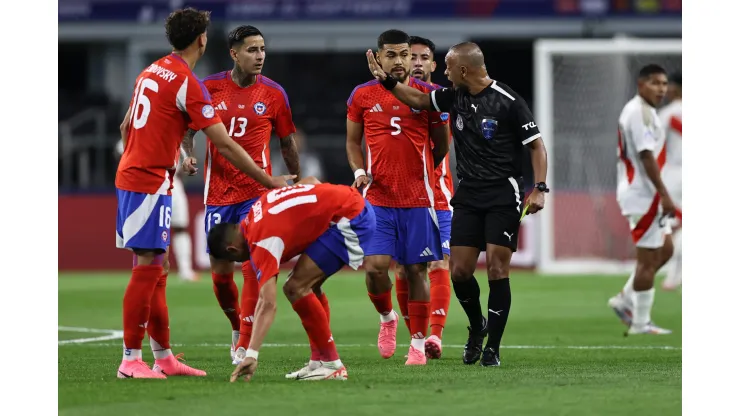 La amarilla para el antofagastino Pulgar. (Omar Vega/Getty Images)