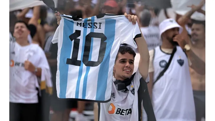 BUENOS AIRES, ARGENTINA - NOVEMBER 30: A fan of Atletico Mineiro holds a jersey of Lionel Messi of Argentina prior to the Copa CONMEBOL Libertadores 2024 Final between Atletico Mineiro and Botafogo at Estadio Más Monumental Antonio Vespucio Liberti on November 30, 2024 in Buenos Aires, Argentina. (Photo by Marcelo Endelli/Getty Images)