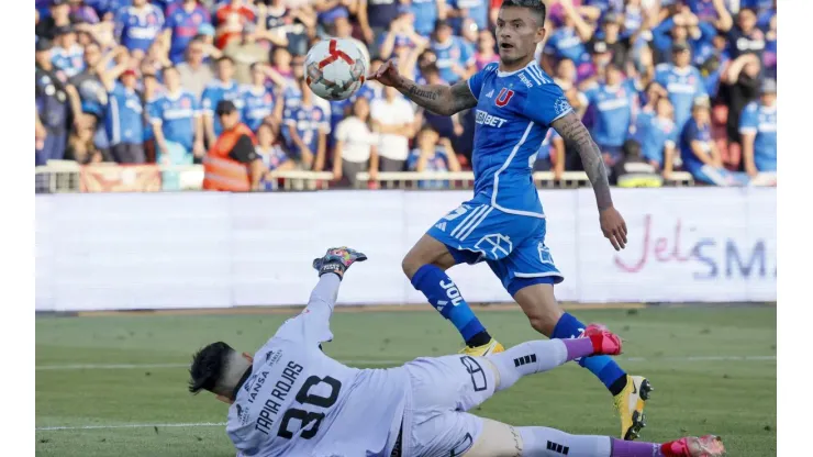 Charles Aránguiz y este golazo ante Diego Tapia. (Foto: Andrés Piña | Photosport).