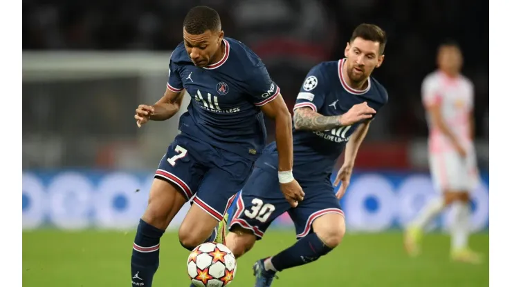 Mbappé e Messi, atacantes do PSG (Foto: Getty Images)
