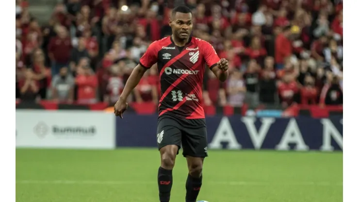 Nikão é o principal jogador do Furacão na temporada (Foto: Robson Mafra/AGIF)
