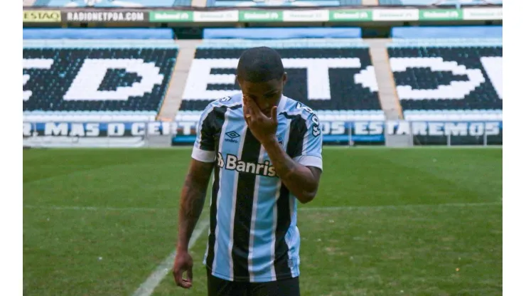 Douglas Costa, do Grêmio, não definiu em que clube jogará em 2022
