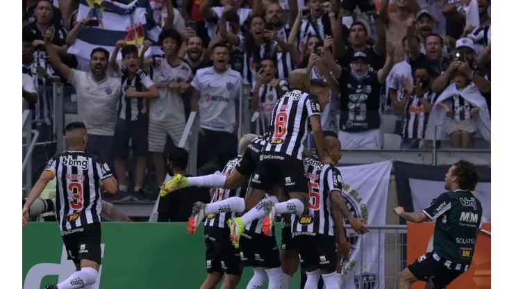 Jogadores do Galo comemoram com a torcida um dos gols desta tarde (Foto: Getty Images)
