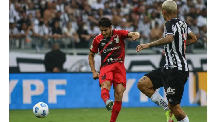 Atléticos fazem o duelo derradeiro para saber quem fica com a taça de campeão da Copa do Brasil nesta quarta (Foto: Fernando Moreno/AGIF)
