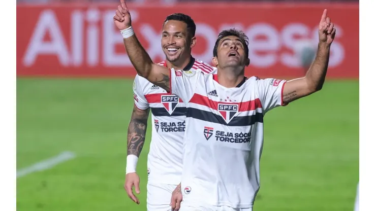 Eder e Luciano comemoram gol do São Paulo
