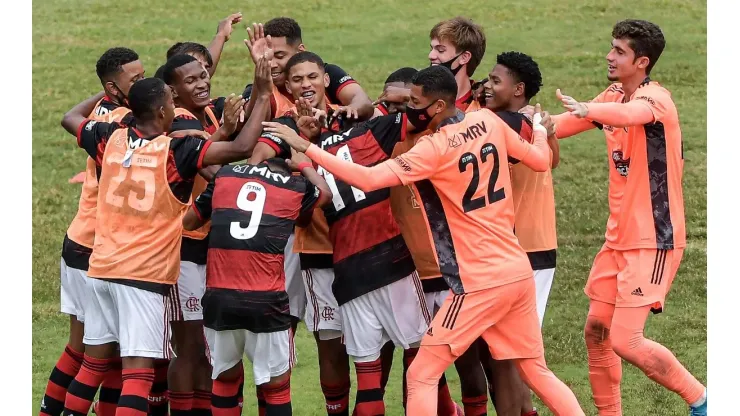 Jogadores da base do Flamengo comemoram gol (Foto: Thiago Ribeiro/AGIF)
