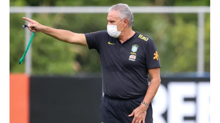 Tite promove alterações para o duelo contra o Paraguai (Foto: Fernando Moreno/AGIF)
