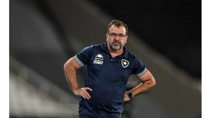 Enderson muda novamente o Botafogo (Foto: Thiago Ribeiro/AGIF)
