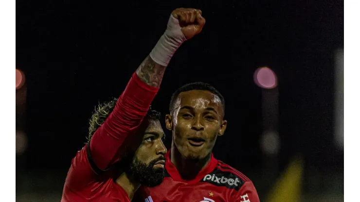 Gabigol comemora em forma de protesto por conta dos xingamentos racistas que recebeu no Fla-Flu (Foto: Paula Reis / Flamengo)
