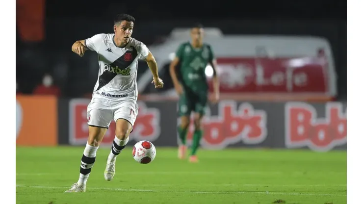 Matheus Barbosa foi o escolhido para a função de primeiro volante na ausência de Yuri (Foto: Thiago Ribeiro/AGIF)
