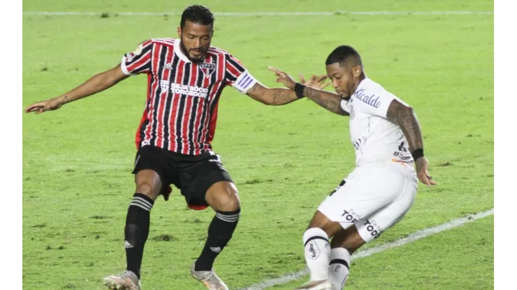 Santos e São Paulo, em campo pelo Brasileirão de 2021 (Foto: Fernanda Luz/AGIF)
