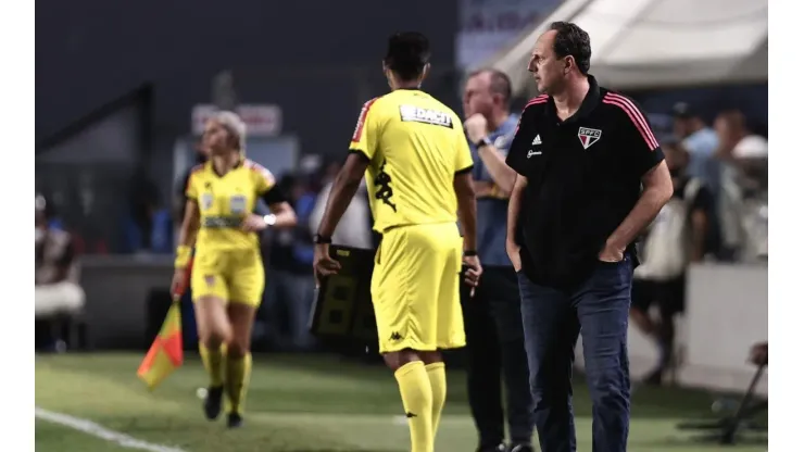 Rogério Ceni admite rendimento abaixo do São Paulo no duelo contra o Água Santa, mas exalta liderança (Foto: Ettore Chiereguini/AGIF)
