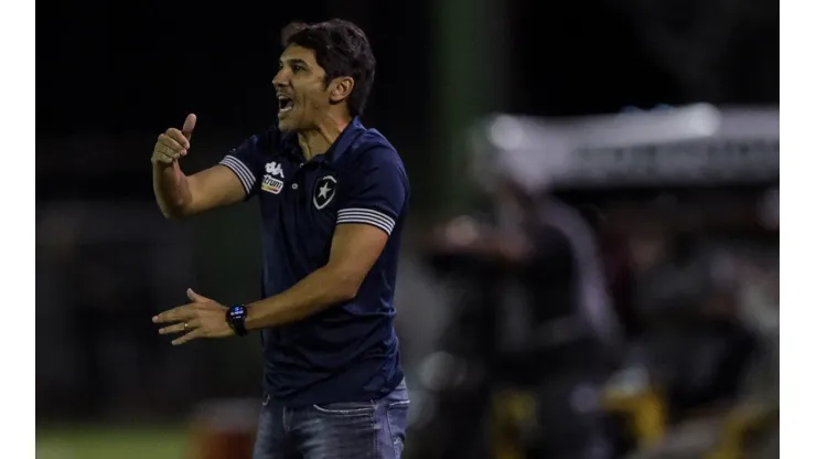 Lucio Flavio mostrou insatisfações após derrota elástica do Botafogo para a Portuguesa ( Foto: Thiago Ribeiro/AGIF)
