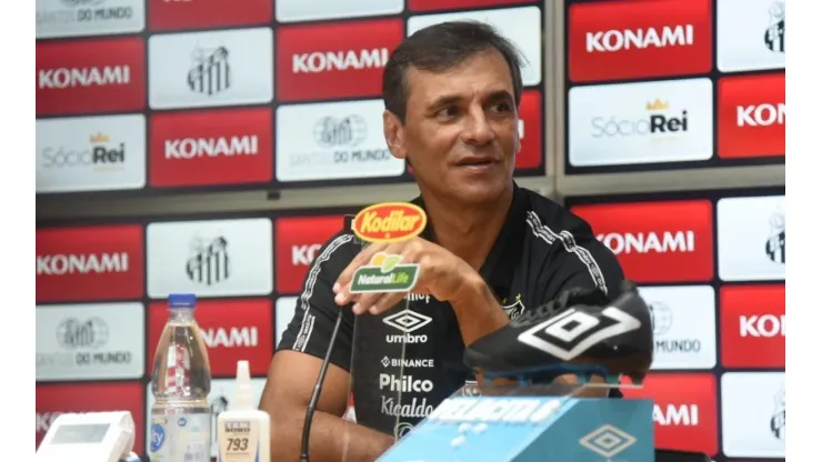 Bustos é anunciado oficialmente no Santos (Foto: Divulgação/Santos)
