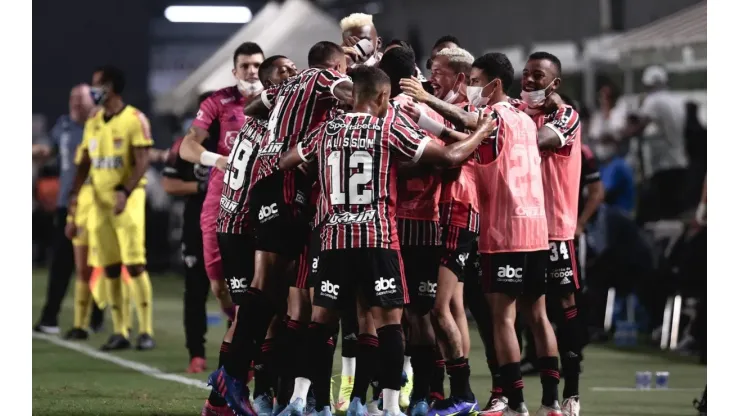 Jogadores do São Paulo comemoram gol (Foto: Ettore Chiereguini/AGIF)
