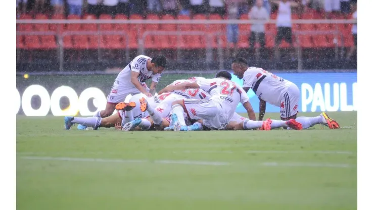 Jogadores comemoram com Calleri gol da vitória sobre o Corinthians (Foto: Alan Morici/AGIF)
