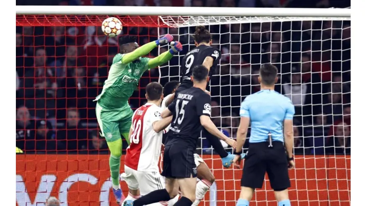 Darwin Núñez cabeceia para as redes e classifica o Benfica para as quartas de final (Foto: Getty Images)
